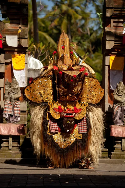 БАЛИ, ИНДОНЕЗИЯ 9 АПРЕЛЯ: Балийские актеры во время классического национального балийского танца торжественной одежды 9 апреля 2012 года на Бали, Индонезия. официальная одежда очень популярное культурное шоу на Бали . — стоковое фото